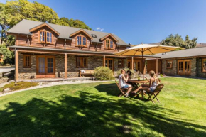  Wanaka Homestead Lodge & Cottages  Ванака